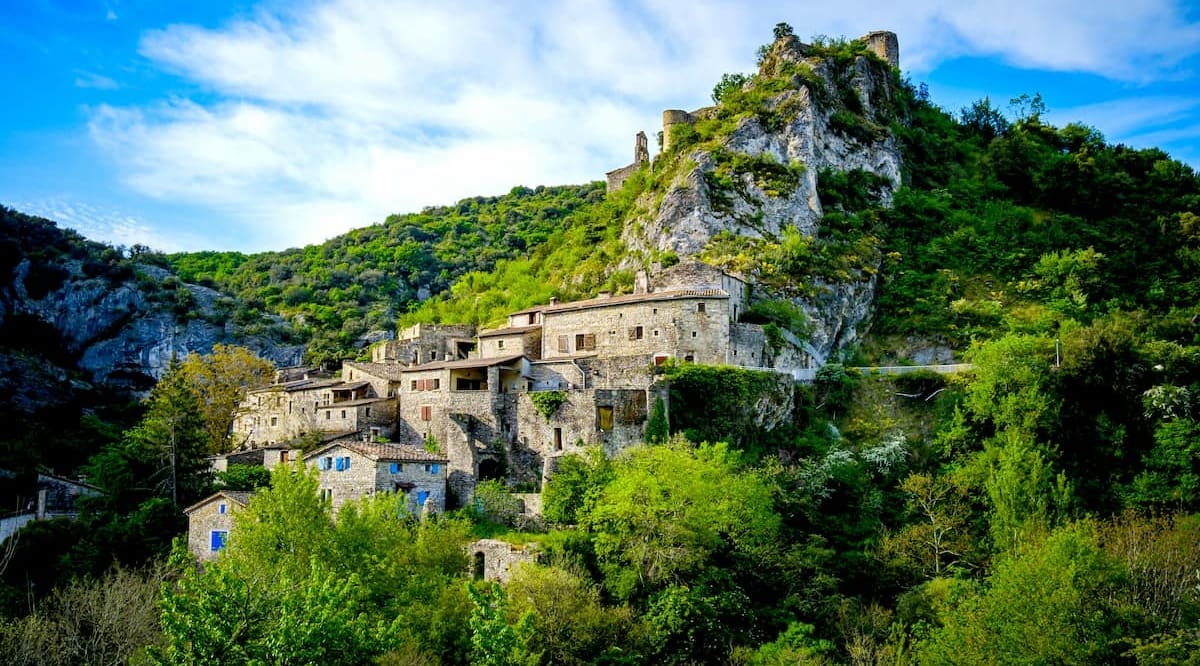 découvrez un village méconnu, un trésor caché où la nature et l'histoire s'entrelacent. évadez-vous dans ses ruelles pittoresques, explorez ses traditions authentiques et laissez-vous séduire par l'accueil chaleureux de ses habitants. une escapade inoubliable vous attend loin des sentiers battus.