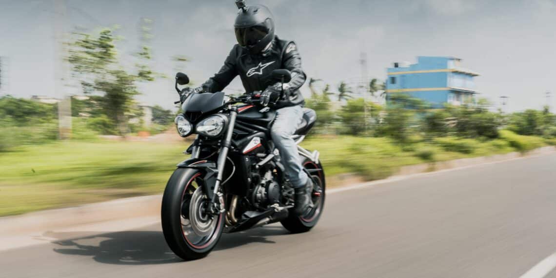 découvrez nos offres d'assurance moto adaptées à vos besoins et à votre budget. protégez votre véhicule avec des garanties complètes, une assistance 24/7 et des tarifs compétitifs. profitez de la liberté de rouler en toute sérénité.