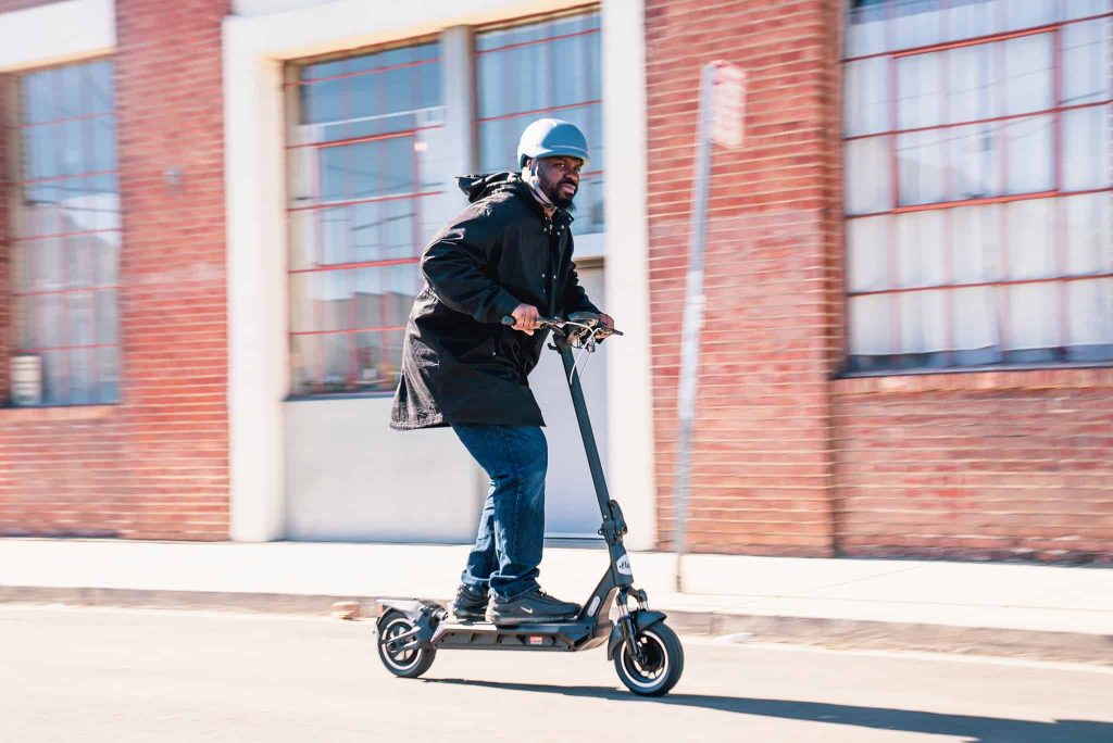 découvrez notre sélection de scooters adaptés pour les personnes en situation de handicap. alliant confort, sécurité et facilité d'utilisation, nos modèles sont conçus pour offrir mobilité et indépendance. trouvez le scooter idéal qui répond à vos besoins et redécouvrez le plaisir de vous déplacer.