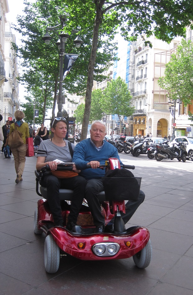 découvrez notre gamme de scooters handicapés 2 places, conçus pour offrir confort et mobilité aux personnes à mobilité réduite. profitez d'une conduite sécurisée et agréable tout en partageant des moments avec un accompagnateur. idéal pour vos déplacements quotidiens et vos loisirs.