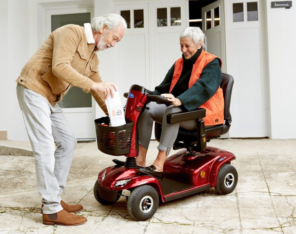 découvrez nos scooters spécialement conçus pour les seniors, alliant confort, sécurité et praticité. profitez d'une liberté de déplacement tout en bénéficiant de caractéristiques adaptées à vos besoins. idéal pour redécouvrir la mobilité en toute sérénité.