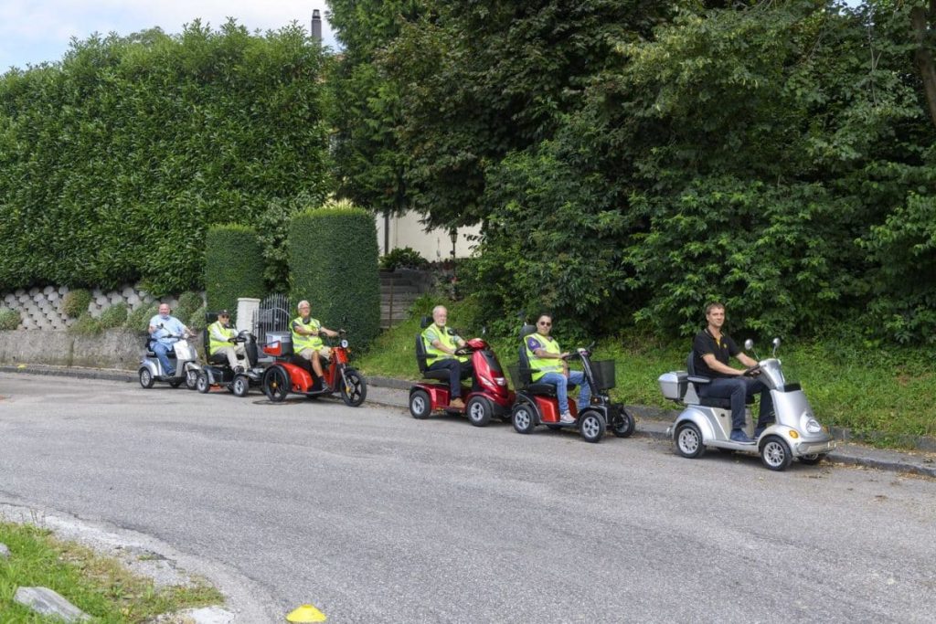 découvrez notre sélection de scooters conçus spécialement pour les seniors, alliant confort, sécurité et praticité. bougez librement et retrouvez votre indépendance grâce à nos modèles adaptés à vos besoins.