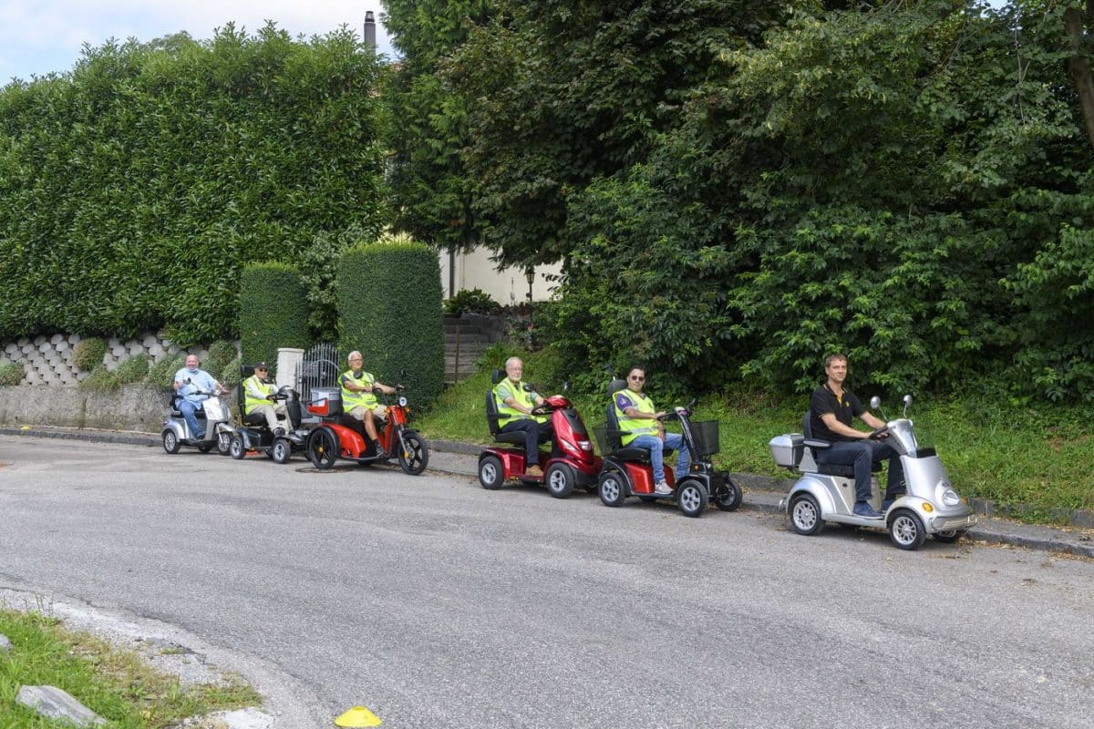 découvrez notre sélection de scooters conçus spécialement pour les seniors, alliant confort, sécurité et praticité. bougez librement et retrouvez votre indépendance grâce à nos modèles adaptés à vos besoins.