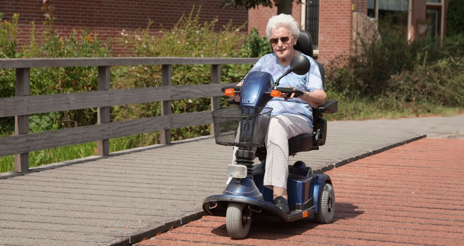 découvrez notre sélection de scooters spécialement conçus pour les seniors, alliant confort, sécurité et facilité d'utilisation. profitez de votre indépendance avec nos modèles adaptés à vos besoins, vous permettant de vous déplacer en toute sérénité.