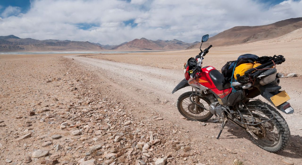 découvrez nos conseils pratiques pour sécuriser vos trajets à moto. apprenez à choisir l'équipement adéquat, à adopter les bonnes pratiques de conduite et à anticiper les dangers sur la route pour des balades en toute sérénité.