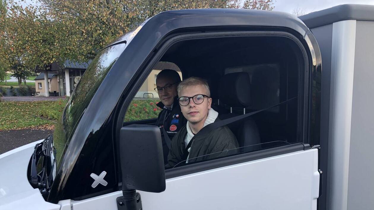 découvrez notre sélection de voiturettes adaptés aux personnes en situation de handicap. alliant confort, sécurité et praticité, ces véhicules sont conçus pour faciliter vos déplacements au quotidien.