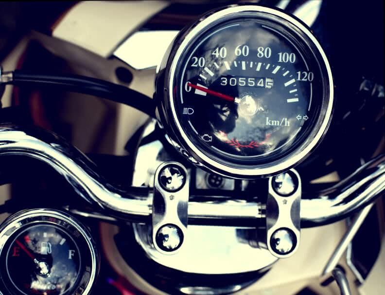 découvrez notre assurance moto kilométrique, une solution flexible qui s'adapte à vos besoins de conduite. protégez votre deux-roues tout en payant uniquement pour les kilomètres parcourus. idéale pour les utilisateurs occasionnels, cette formule vous permet de réaliser des économies tout en bénéficiant d'une couverture complète.